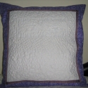 Lila keretes boutis párna, Dekoráció, Dísz, Patchwork, foltvarrás, 40x40 cm-es párna. A fehér boutis technikával készitett középső rész 27x27 cm. Fehér puplin anyagból..., Meska