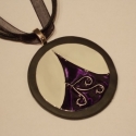 "Deep purple" kézzel festett nyaklánc, Ékszer, óra, Magyar motívumokkal, Medál, Nyaklánc, Fémmegmunkálás, Festett tárgyak, Gyönyörű mélylila, majdnem fekete... törtfehérrel kombinálva.... Feltűnő, exkluzív páros. Kicsi, csi..., Meska