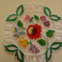 kalocsai terítő 24x24cm, Képzőművészet , Textil, Csipkekészítés, Hímzés, Kalocsai hímzett riseliőzött terítő, Meska