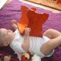  Beni baba sámlival játszik....................., Bútor, Baba-mama-gyerek, Otthon, lakberendezés, Famegmunkálás, Festészet,  Indás,antikolt narancsszínű lazúros sámli.
Gyönyörű fenyőfából--asztalos mestermunka.
Több rétegben..., Meska
