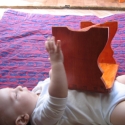  Beni baba sámlival játszik....................., Bútor, Baba-mama-gyerek, Otthon, lakberendezés, Famegmunkálás, Festészet,  Indás,antikolt narancsszínű lazúros sámli.
Gyönyörű fenyőfából--asztalos mestermunka.
Több rétegben..., Meska