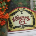 -Magyar népies mótívummal,diszített.-Utcanévtábla, Otthon, lakberendezés, Utcatábla, névtábla, Festett tárgyak, Famegmunkálás, Fából készült kézzel festett
,ajtó tábla.
Íves mart széllel,bor vörössel,keretezett.
Okkerrel antiko..., Meska
