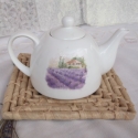 Levendulás kávéskanna, Konyhafelszerelés, Kancsó , Horgolás, Decoupage, szalvétatechnika, Porcelán kávéskanna (2 személyes) 2 oldalán különböző levendulamintával.
Mérete: 
Talp átmérője 10 c..., Meska