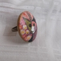 Macskás gyűrű, Ékszer, óra, Gyűrű, Decoupage, szalvétatechnika, Rosina Wachtmeister kedves macskafiguráját hordhatod kezeden e gyűrű alakjában, mely fa alapra készü..., Meska