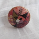 Macskás gyűrű, Ékszer, óra, Gyűrű, Decoupage, szalvétatechnika, Rosina Wachtmeister kedves macskafiguráját hordhatod kezeden e gyűrű alakjában, mely fa alapra készü..., Meska