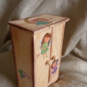 Baba bútor két ajtós szekrény, Bútor, Szekrény, 2 ajtós kis szekrény 10x6,5x18,5 cm-es dekucva tündéres szalvétával, majd lakkoztam, Meska