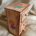 Baba bútor komód, Bútor, Szekrény, 2 fiókos mini komód 8x6x12cm-es dekucva tündéres szalvétával, majd lakkoztam, Meska