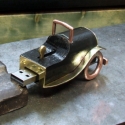 Oldtimer pendrive, Férfiaknak, Ékszer, óra, Mindenmás, Furcsaságok, Mindenmás, Ötvös, Oldtimer pendrájv a régi autók rajongóinak.
Szerintem bájos lett.
Van rajta  \"szélvédő\" és a sebvá..., Meska