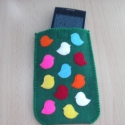 madárkás mobiltok, Pénztárca, tok, tárca, Mobiltok, Teljesen kézzel készült, zöld alapon színes madárkákkal. 5,5 x 11 cm-es vagy ennél kisebb mobiltelef..., Meska