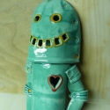 Robot lámpa :) , Otthon, lakberendezés, Dekoráció, Lámpa, Hangulatlámpa, Kerámia, Festett tárgyak, Ezt a lámpát kerámiából készítettem, teste kézzel van formázva,kivágva (a fény ott jön ki). Kézzel f..., Meska