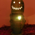 Robot lámpa :) , Otthon, lakberendezés, Dekoráció, Lámpa, Hangulatlámpa, Kerámia, Festett tárgyak, Ezt a lámpát kerámiából készítettem, teste kézzel van formázva,kivágva (a fény ott jön ki). Kézzel f..., Meska