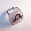 Horoszkóp-gyűrű \"mérleg\", Ékszer, óra, Gyűrű, Üvegművészet, Kemencében olvasztott színesüveg gyűrű.Mérete:2x2cm
A gyűrű alapszíne világos lila,melyre a motívumo..., Meska