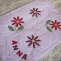 ANNA  BABA TAKARÓ patchwork technikával,pamutból, Baba-mama-gyerek, Otthon, lakberendezés, Gyerekszoba, Falvédő, takaró, Patchwork, foltvarrás, Kislány babának ajánljuk ezt a vidám színösszeállítású, country stílusú patchwork baba takarót.
A ró..., Meska