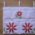 VIRÁGOSKERT BABA GARNITÚRA patchwork technikával,pamutból, Baba-mama-gyerek, Otthon, lakberendezés, Gyerekszoba, Falvédő, takaró, Patchwork, foltvarrás, MEGRENDELHETŐ TERMÉK

Kislány babának ajánljuk ezt a vidám színösszeállítású, country stílusú patchw..., Meska