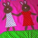 Nyuszikás falvédő rendelésre!, Baba-mama-gyerek, Dekoráció, Gyerekszoba, Patchwork, foltvarrás,  Neked is szívesen elkészítem! Pink pamutvászonra- applikációs technikával készítettem a kockás tuli..., Meska