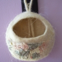 Mini romantikus kincses, Dekoráció, Otthon, lakberendezés, Dísz, Tárolóeszköz, Nemezelés, Kb.9 cm átmérőjű textillel összenemezelt romantikus kincsőrző.
Többet  is készítettem ebből a méretb..., Meska