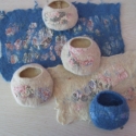 Mini romantikus kincses, Dekoráció, Otthon, lakberendezés, Dísz, Tárolóeszköz, Nemezelés, Kb.9 cm átmérőjű textillel összenemezelt romantikus kincsőrző.
Többet  is készítettem ebből a méretb..., Meska