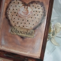 Csokoládés nosztalgia doboz, Otthon, lakberendezés, Tárolóeszköz, Doboz, Decoupage, szalvétatechnika, Kedvenc vagy ajándékba szánt csokoládé különlegességnek adhat helyet ez az ódon hangulatú doboz csok..., Meska