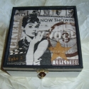 Audrey-The End doboz, Otthon, lakberendezés, Tárolóeszköz, Doboz, Decoupage, szalvétatechnika, Festett tárgyak, Audrey Hepburn az örök díva.Nem csak rajongóinak szántam.
Fekete, fehér színével elegáns tárolónak h..., Meska