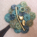Rügyező fa bross, Ékszer, óra, Bross, kitűző, Varrás, A bross elkelt,de rendelésre készítek Neked is...
Színes kenderzsineg körökből,és barna filc anyagbó..., Meska