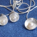 Ezüst Lencsi medál tenyésztett gyönggyel, Ékszer, óra, Medál, Ékszerkészítés, Ötvös, Egyszerű, modern, kedves ékszer...
12mm átmérőjű, domborított körlapból készült. Hátoldalán kis bújt..., Meska