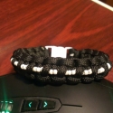 Paracord  gyönggyel díszített karkötő, Baba-mama-gyerek, Farsangi jelmez, kellék, Ékszer, óra, Karkötő, Gyöngyfűzés, Csomózás, A paracord (magyarul: ejtőernyő-zsinór illetve más néven parachute cord, 550 cord) egy belső magból ..., Meska