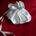 Esküvői szütyő, fehér, új, nagy, Mindenmás, Varrás, Mindenmás, Hófehér szatén selyem anyagból készült klasszikus, buggyos menyasszonyi kis táska az apróságoknak. E..., Meska