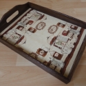 Vintage stílusú tálca, Konyhafelszerelés, Dekoráció, Tálca, Dísz, Decoupage, szalvétatechnika, Mérete: 34x25.5cm
Fából készült a tálca, amelyet barna és bronz antikoló festékkel festettem be. Köz..., Meska