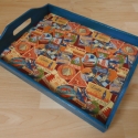 Retro stílusú tálca, Konyhafelszerelés, Dekoráció, Tálca, Dísz, Decoupage, szalvétatechnika, Mérete: 37x28.5cm
Fából készült a tálca, amelyet türkiz és sötétkék antikoló festékkel festettem be...., Meska