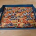 Retro stílusú tálca, Konyhafelszerelés, Dekoráció, Tálca, Dísz, Decoupage, szalvétatechnika, Mérete: 37x28.5cm
Fából készült a tálca, amelyet türkiz és sötétkék antikoló festékkel festettem be...., Meska