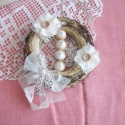 Vesszős, Shabby-chic ajtódísz, Dekoráció, Mindenmás, Ünnepi dekoráció, Virágkötés, Akció boltomban!
Romantika egy kis csipkével...

15 cm átmérőjű vesszős szalma alapot díszítettem cs..., Meska