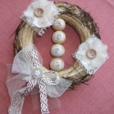Vesszős, Shabby-chic ajtódísz, Dekoráció, Mindenmás, Ünnepi dekoráció, Virágkötés, Akció boltomban!
Romantika egy kis csipkével...

15 cm átmérőjű vesszős szalma alapot díszítettem cs..., Meska