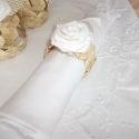 Textil rózsás, Shabby stílusú szalvétagyűrű, Dekoráció, Mindenmás, Esküvői kellékek, Ünnepi dekoráció, Virágkötés, Mindenmás, Akció boltomban!
Teljesen kézzel készült!

Hófehér pamutvászon csíkból csináltam a rózsákat.

A rózs..., Meska
