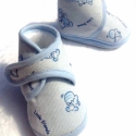 Apró mintás tavaszi kocsicipő fiúcskáknak, Baba-mama-gyerek, Ruha, divat, cipő, Gyerekruha, Baba (0-1év), Varrás, Világoskék, kord, apró mintás (kutyus, maci, felirat) cipőcske fiúcskáknak.

Anyaga világoskék kord,..., Meska