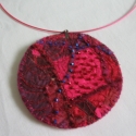 Pink kör, Ékszer, óra, Nyaklánc, Medál, Patchwork, foltvarrás, Textil medál, színeiben a gyönyörű bordók, lilák, pinkek életre kelnek. A medál átmérője: 7 cm amely..., Meska