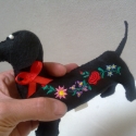 Mini tacskó lefoglalva,de rendelhető, Magyar motívumokkal, Varrás, Baba-és bábkészítés, kb 15x12 cm,anyaga filc,tömése fliz.Himzett kalocsai minta disziti:) Kizárólag dekorációs célra aján..., Meska