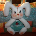 Nyuszis táska, Húsvéti apróságok, Táska, Baba-mama-gyerek, Baba-és bábkészítés, Patchwork, foltvarrás, Gyerekeknek való táska. Nyuszival az elején. Egyedi gombbal záródik.
Mérete: 33x25 cm., Meska