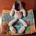 Nyuszis táska, Húsvéti apróságok, Táska, Baba-mama-gyerek, Baba-és bábkészítés, Patchwork, foltvarrás, Gyerekeknek való táska. Nyuszival az elején. Egyedi gombbal záródik.
Mérete: 33x25 cm., Meska