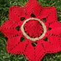 Horgolt terítő, Dekoráció, Ünnepi dekoráció, Horgolás, Piros horgoló fonalból készült a terítő középen arany fonal díszíti,melynek mérete 22x22 cm. Kedves ..., Meska