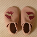 pillangós rózsaszín puhatalpú babacipő (rendelhető), Baba-mama-gyerek, Ruha, divat, cipő, Baba-mama kellék, Cipő, papucs, Bőrművesség, Hímzés, Puha juhnappából készítem ezt a rózsaszín pillangós cipőcskét. 

A 3. kép (gyapjú talpbélés) nem az ..., Meska