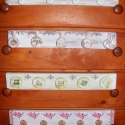 Ékszertartó, konyharuha tartó vintage stílusban - barnás színben, Otthon, lakberendezés, Ékszer, óra, Ékszertartó, Festett tárgyak, Famegmunkálás, Tömör fenyőfából készült ékszertartó/konyharuha tartó, melyet antikolt hatásúra festettem.

Nosztalg..., Meska