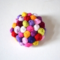 Rózsa bonbon - sokrózsás kitűző, Ékszer, óra, Bross, kitűző, Ékszerkészítés, Újrahasznosított alapanyagból készült termékek, Sok-sok apró rózsa élénk színeivel vidám, kedves ékszerként dobhatja fel kabátodat, táskádat, blézer..., Meska