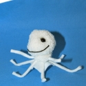 Polip, Játék, Dekoráció, Otthon, lakberendezés, Játékfigura, Mindenmás, Hófehér vigyori polipka :)
Feje, teste fonalból készített pompon. Lába filccel borított hajlított dr..., Meska