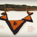 AKCIÓ - Triangle törzsi stílusú ékszerszett, Ékszer, óra, Ékszerszett, Fülbevaló, Nyaklánc, Ékszerkészítés, Varrás, Modern, törzsi ékszerszett, háromszög alakú filc darabokból. A nyaklánc közepén vörös jáspis ásvánny..., Meska