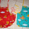 Cicás lánykötény, Otthon, lakberendezés, Saját készítésű kötény 3-5 éves kislány részére. 
Hossza 43cm + kötők, szélessége 36cm + fodrok és k..., Meska