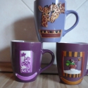 ZSIRÁF-CSALÁD névtáblás bögre, Konyhafelszerelés, Férfiaknak, Bögre, csésze, Két vidám, foltos zsiráf díszíti ezt a halványlila porcelán bögrét.
A bögre és a gyurma színe is sok..., Meska