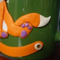Vuk, a kisróka - névtáblás bögre, Konyhafelszerelés, Férfiaknak, Bögre, csésze, Gyerekeknek, felnőtteknek készítettem ezt a sötétzöld porcelán bögrét a jól ismert rókával. 
Vadászo..., Meska