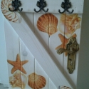 Tengerpari hangulatú fa ajtócska, Otthon, lakberendezés, Tárolóeszköz, Decoupage, szalvétatechnika, Famegmunkálás, Natúr lécekből készült, kagylós szalvétával dekupázs-olt fa fogas.Az akasztó olyan ,mint egy kis ajt..., Meska