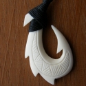 Vésett horog , Ékszer, óra, Medál, Nyaklánc, Vésett mintával ellátott csontból készült horog, hagyományos maori horogkötési móddal.
Maori jelenté..., Meska