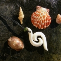 dupla koru, Ékszer, óra, Medál, Nyaklánc, Csontból készült saját tervezésű medál.

Méret: 5x2,5cm, Meska